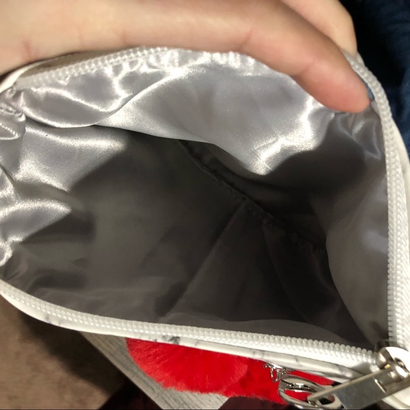 ✨HP✨ ❤️Marble Heart Cosmetic Clutch - Picture 4 of 4